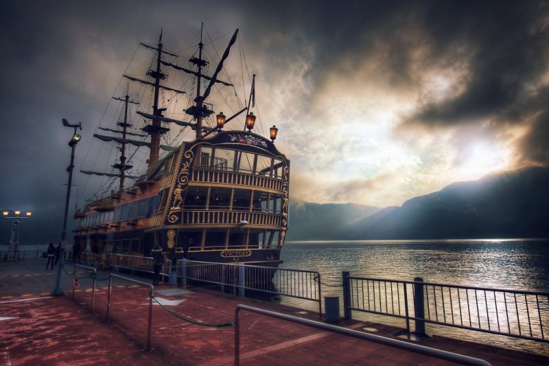 Старый корабль в море