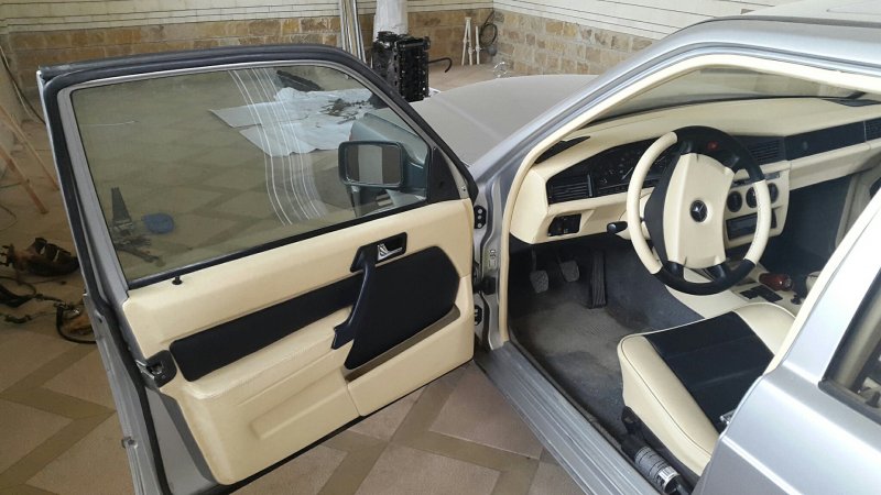 Мерседес 190 дипломат светлый салон