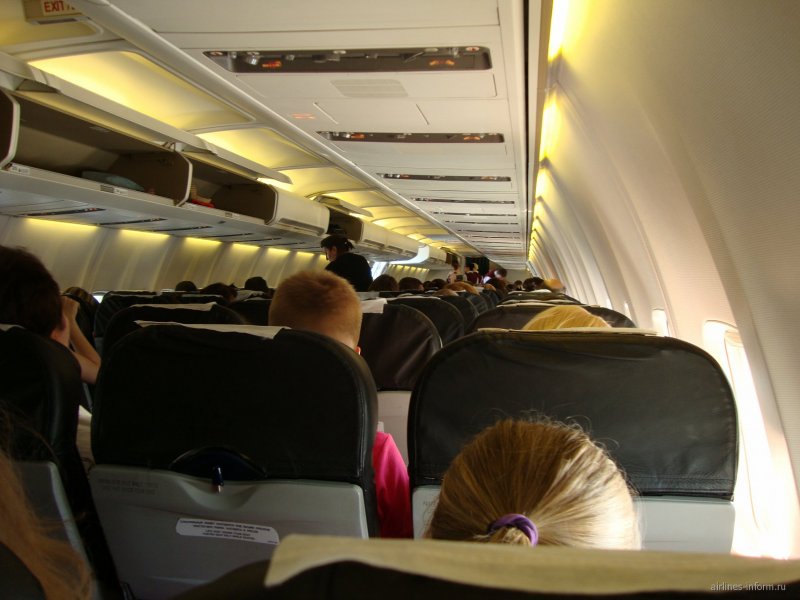Boeing 737-500 салон с людьми