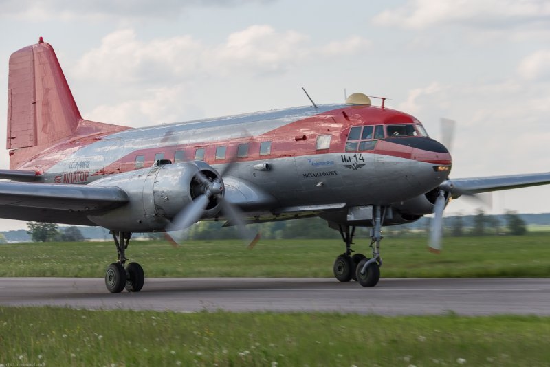 Ил -14 в полётена взлёте