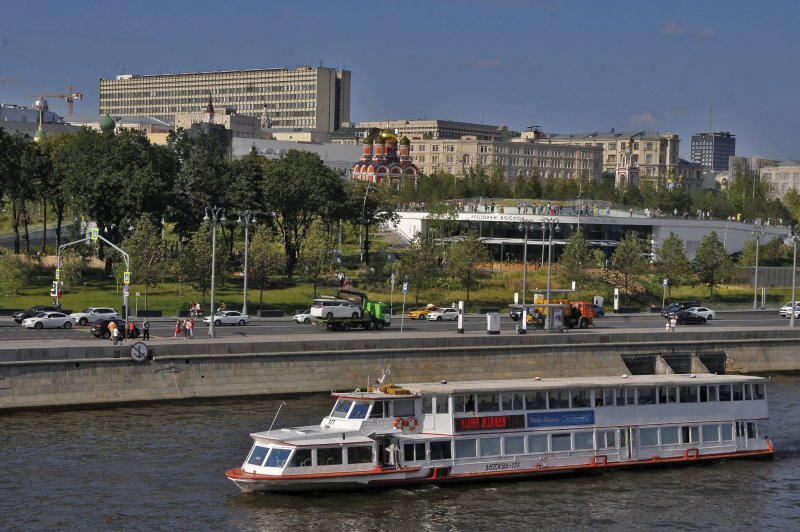 Bud Stadium баржа