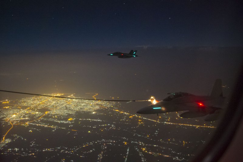 Самолет в небе ночью
