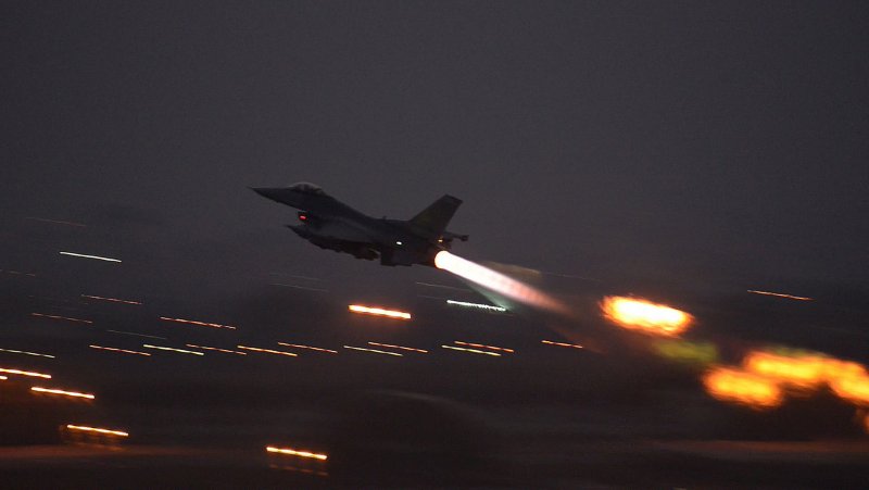 Военные самолеты ночью