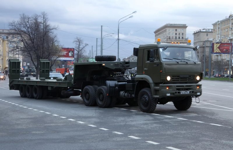 Танковый тягач КАМАЗ 65225
