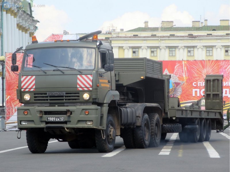 Трал КАМАЗ для перевозки спецтехники