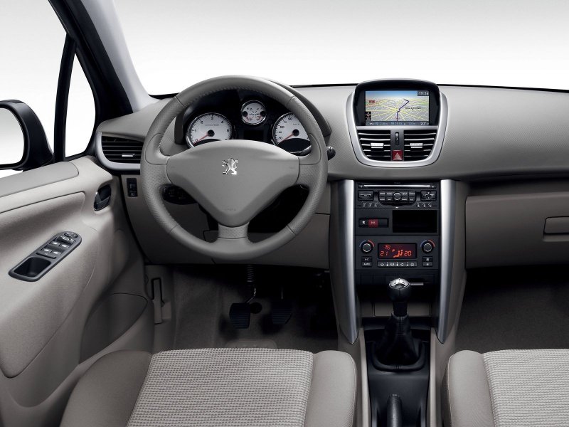 Peugeot 207 i салон