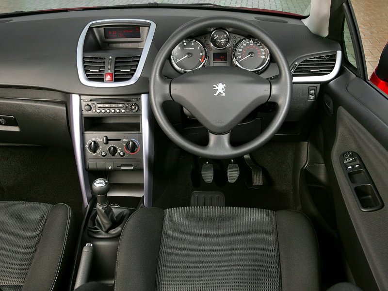 Peugeot 207 i салон
