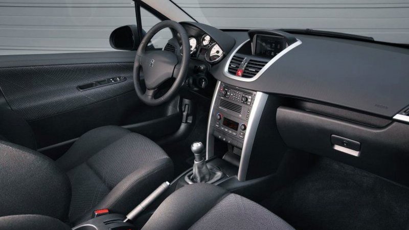 Peugeot 207 2008 салон