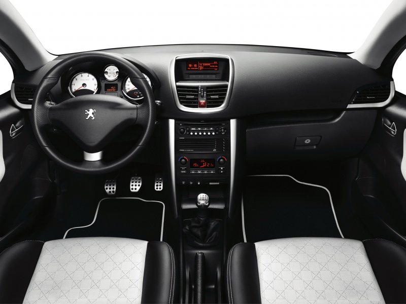 Peugeot 207 2008 салон