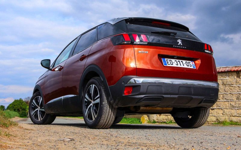 Кроссовер Peugeot 3008 сзади