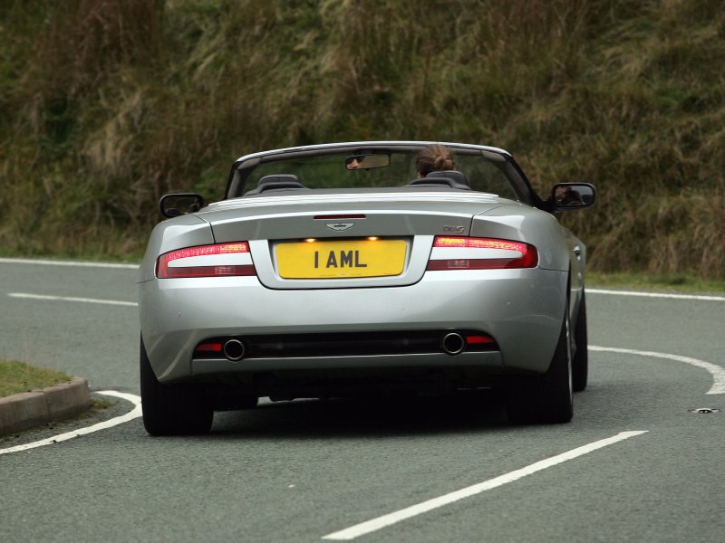 Aston Martin db9 вид сзади