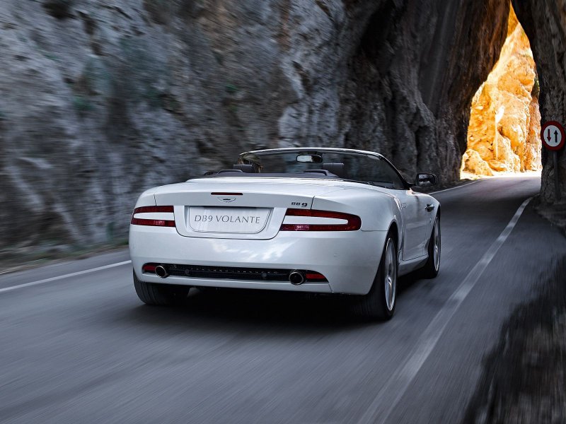 Белый Aston Martin db9 Cabrio