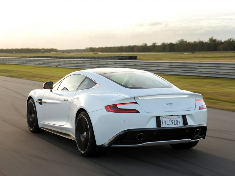 Aston Martin Vanquish 007