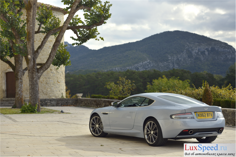 Aston Martin db11 сзади