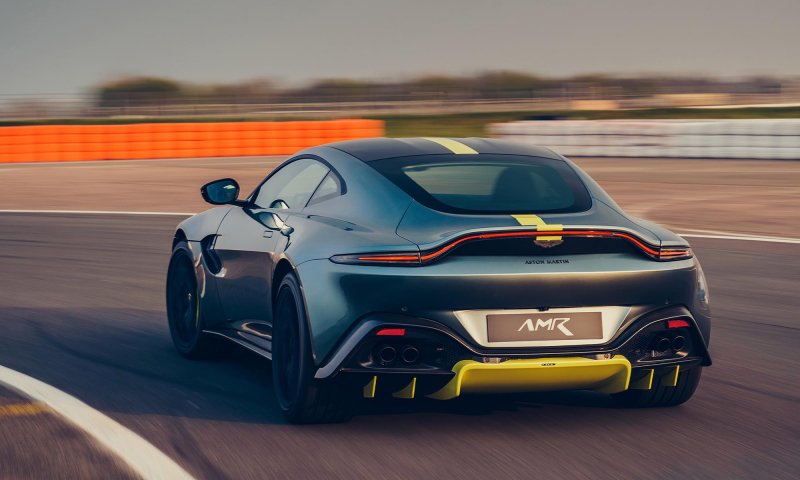 Астон Мартин Vantage 2020