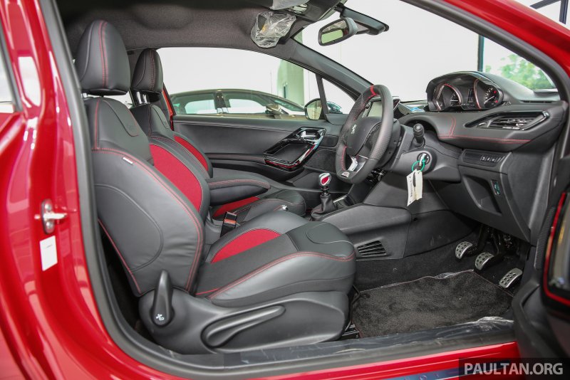 Peugeot 208 GTI салон