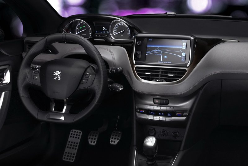 Peugeot 208 интерьер