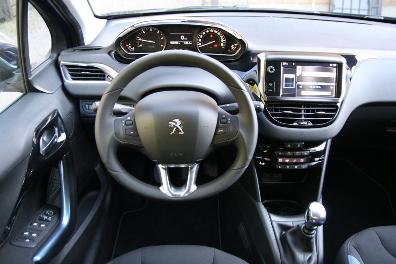 Peugeot 208 Diesel салон