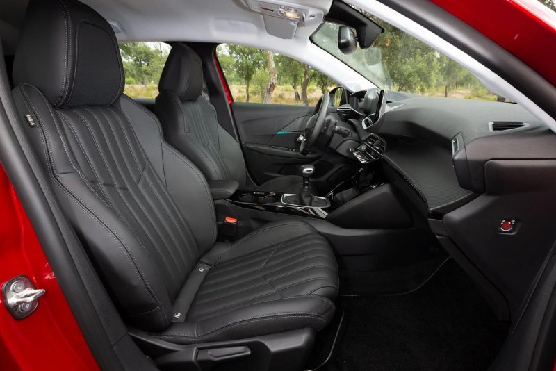 Peugeot 208 2020 салон