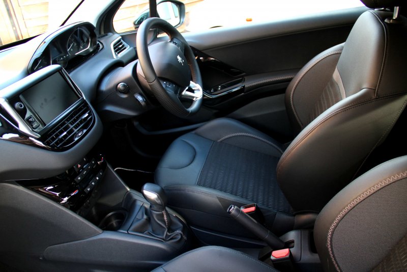 Peugeot 208 салон