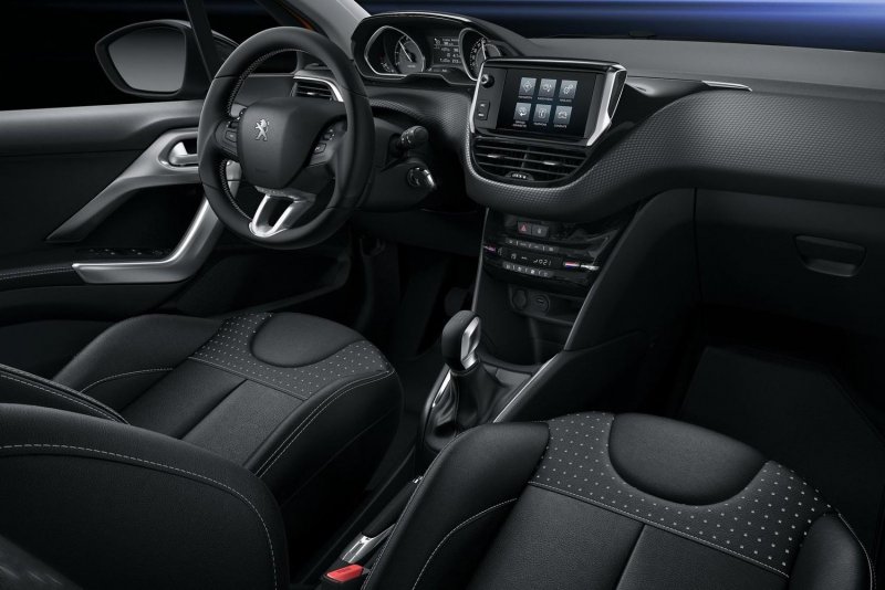 Peugeot 208 интерьер