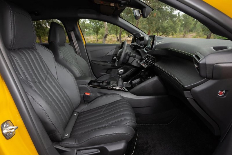 Peugeot 208 2020 салон