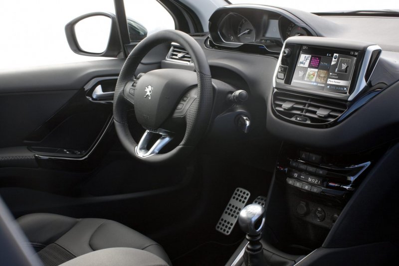 Peugeot 208 седан