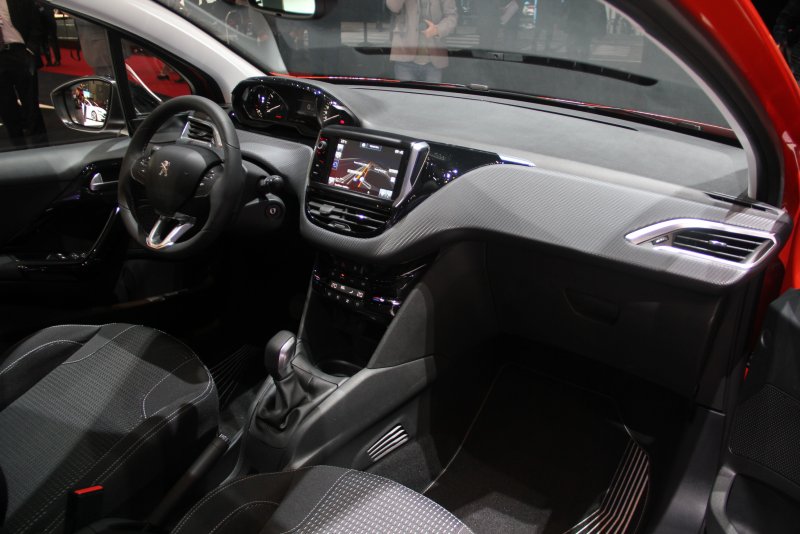 Peugeot 208 интерьер