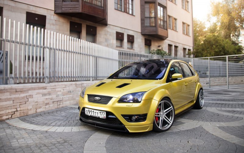 Ford Focus 2 RS купе золотой