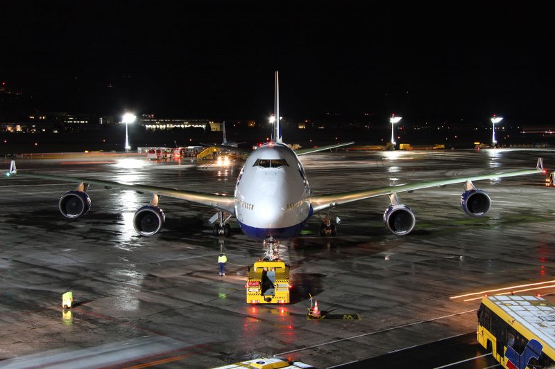Boeing 747 ночью