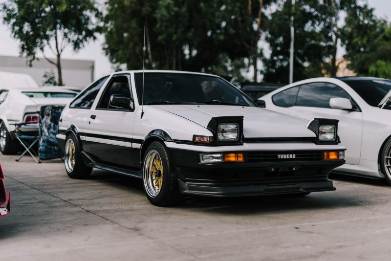 Тойота Королла GTS ae86