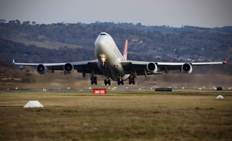 Боинг 747 КМЛ на взлётной полосе