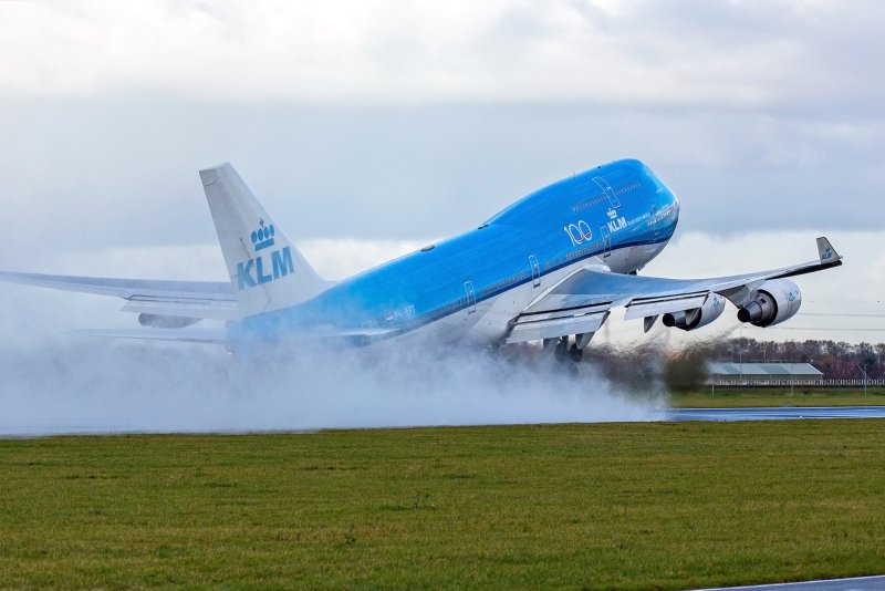Боинг 737 в аэропорту ночью