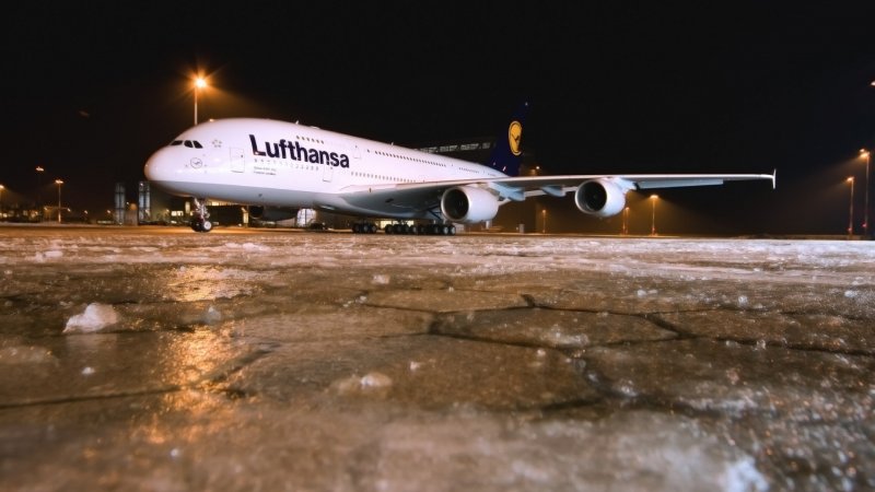 Аэробус а380 Люфтганза ночью