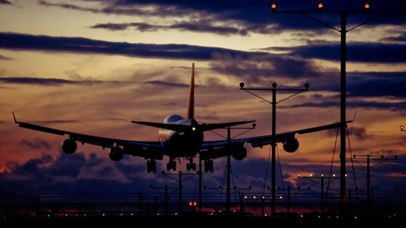 Boeing 747 низко над городом