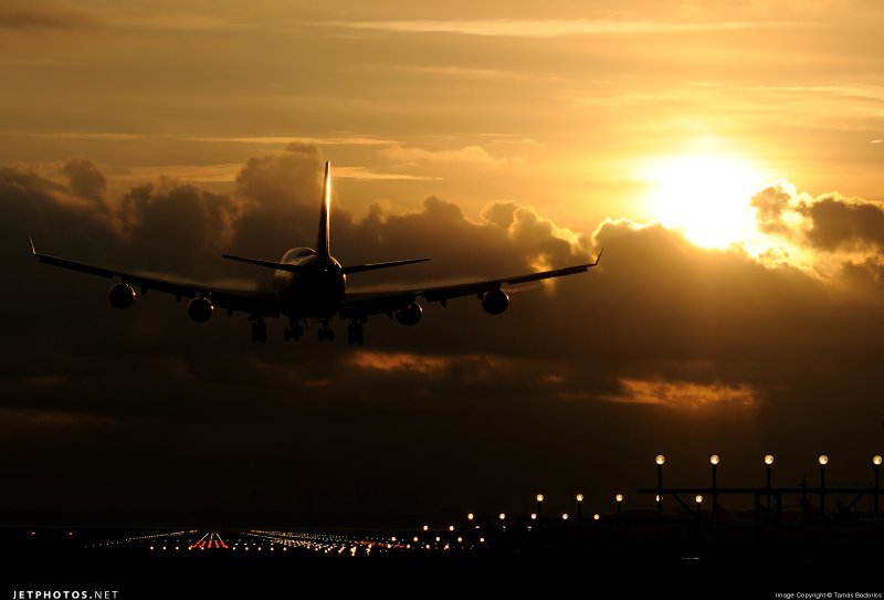 Боинг 747 на закате