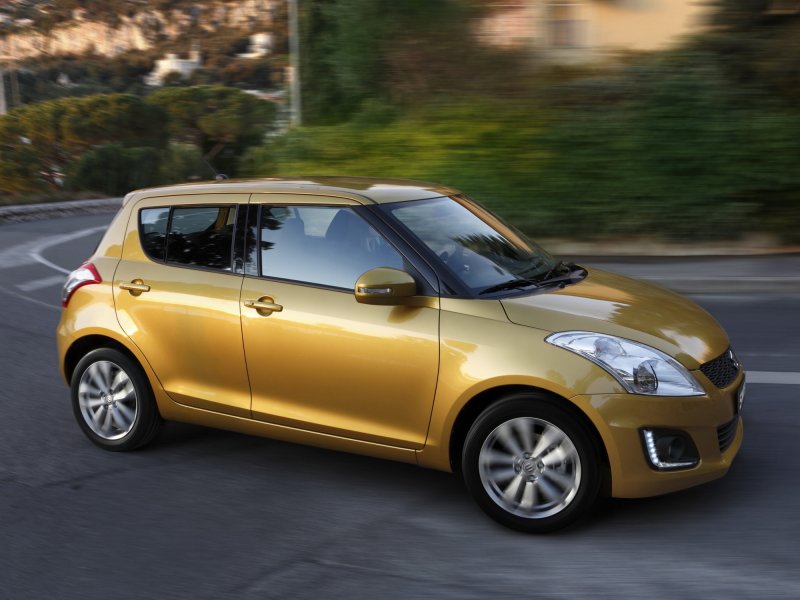 Suzuki Swift 2015 золотой