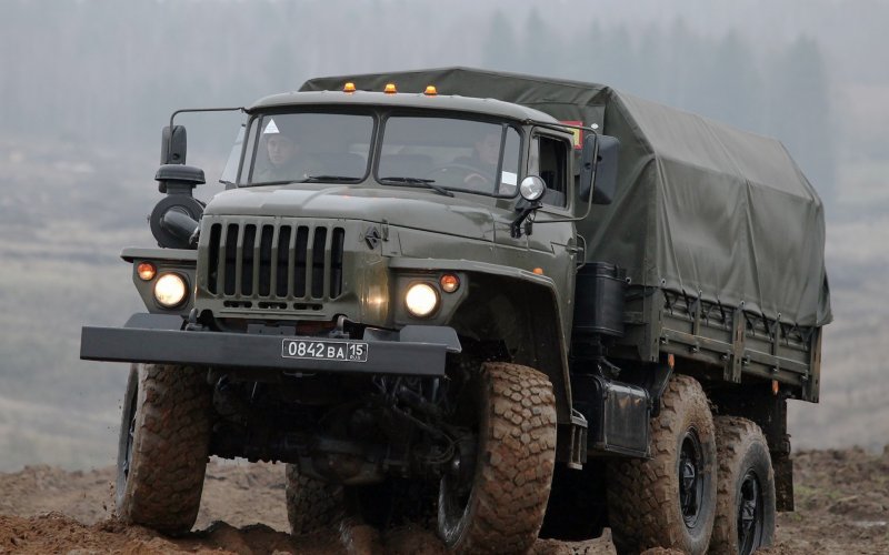 Военный тягач Урал 4320