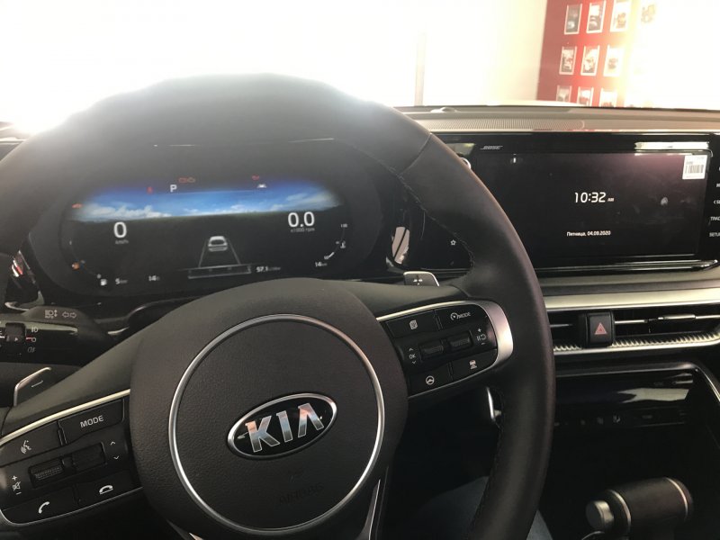 Белая Kia k5 арт