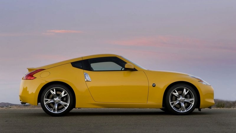 Ниссан 370 z с боку
