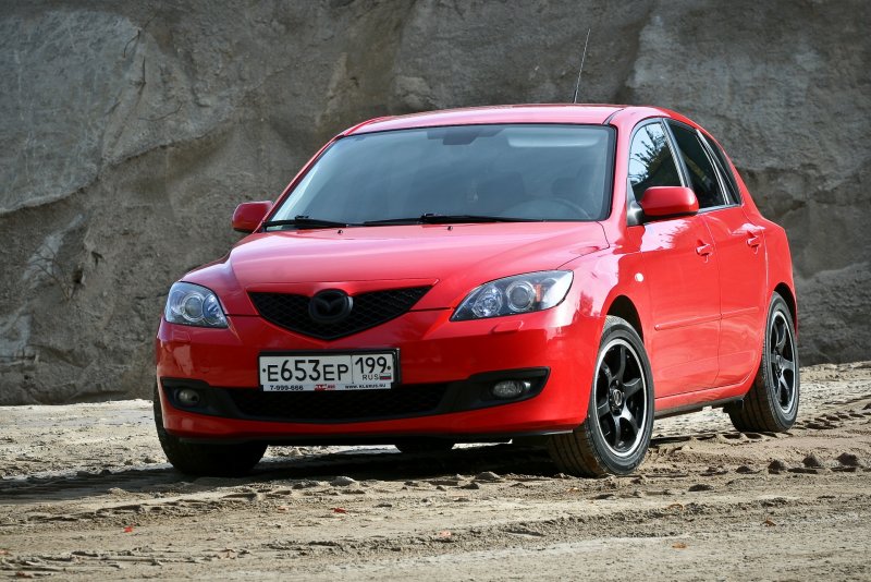 Mazda 3 красная