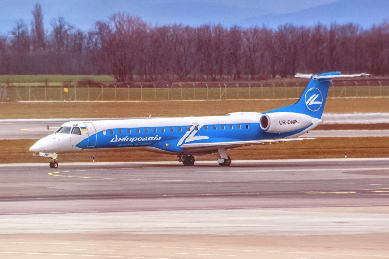 EMB-145 самолет