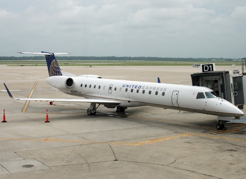 EMB-145 самолет