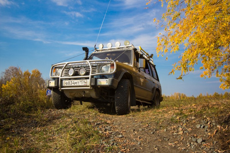 Внедорожник осенью