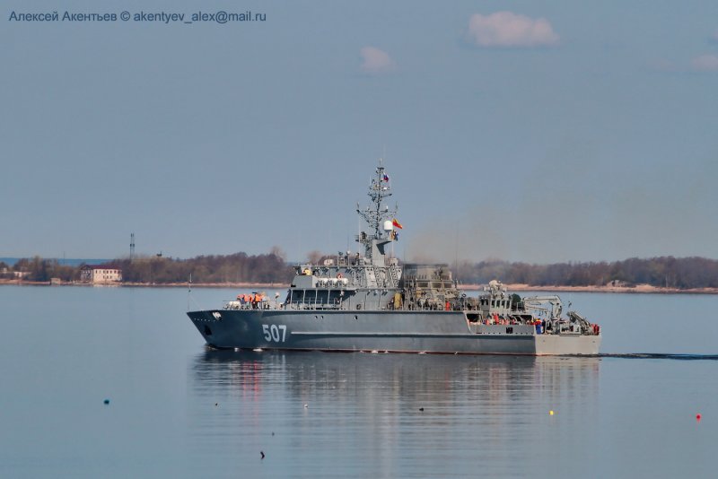 Морской тральщик Владимир Емельянов