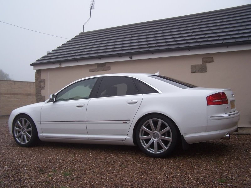 Белая Ауди s8 d3