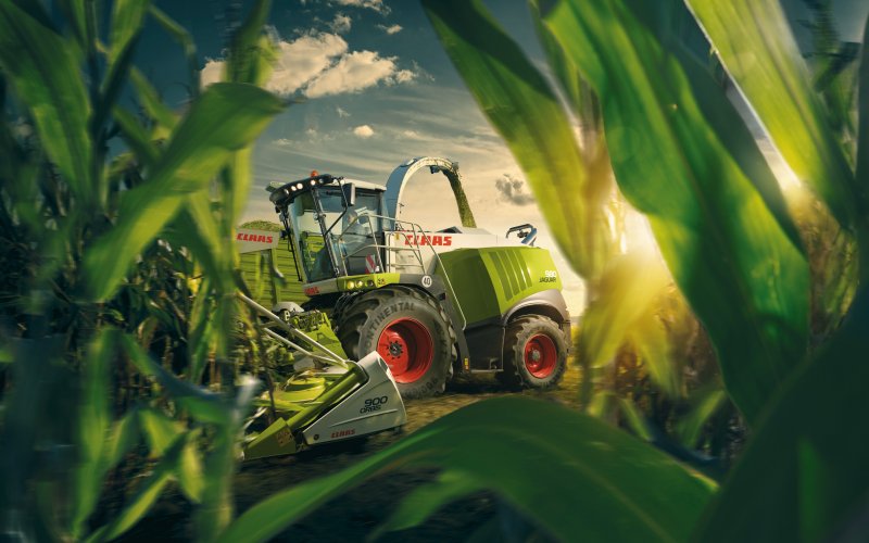 Трактор CLAAS В поле