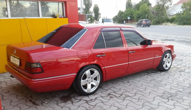 Красный волчок Мерседес 124