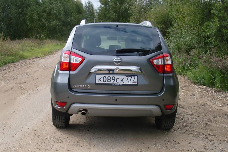 Nissan Terrano 3 сзади
