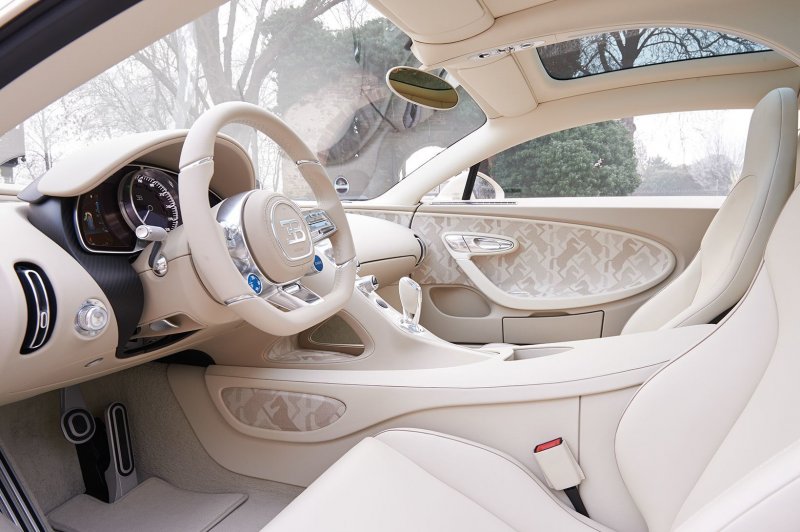 Bugatti Veyron белый